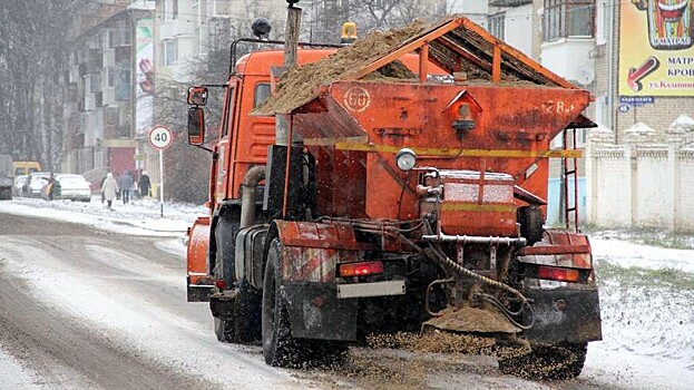 На заснеженные улицы Читы вышла спецтехника