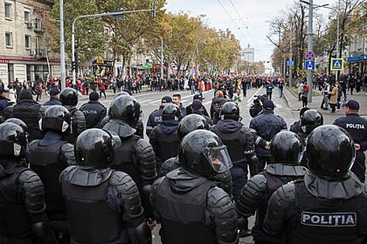 В Кишиневе протестующие выстроились в «коридор позора» для власти