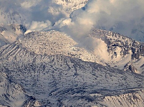 Вулкан Шивелуч выбросил столб пепла третий раз за сутки