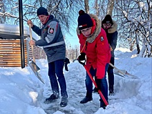 Сотрудники нижегородской администрации убрали снег на улице Нестерова