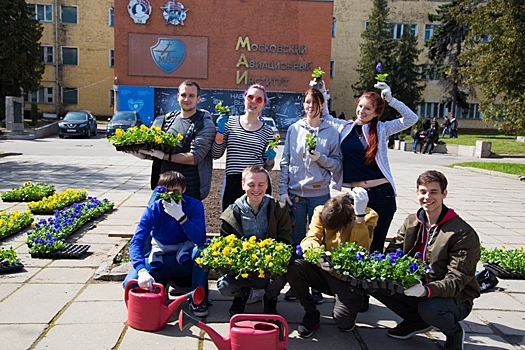 В авиационном вузе на Соколе прошла патриотическая акция по высадке цветов