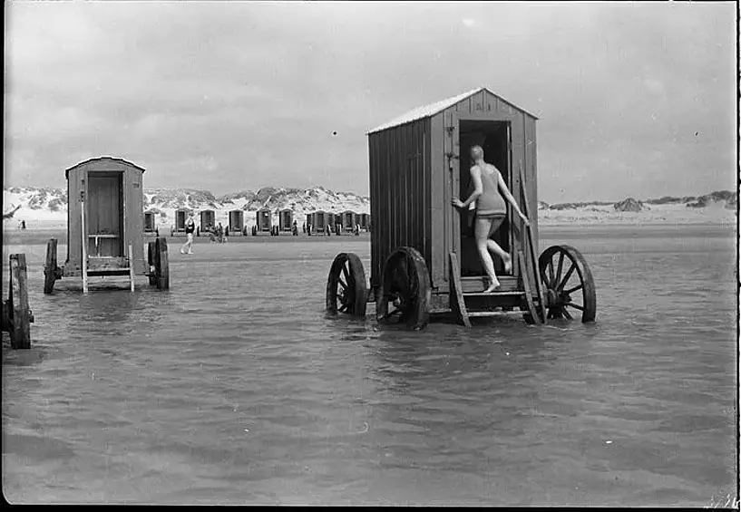 Однако за 50 лет до этого времени, в Викторианскую эпоху, для того, чтобы провести день у воды, дамам приходилось везти с собой не только купальный костюм, но и… специальную купальную машину.