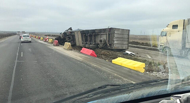 Фура опрокинулась в результате ДТП в Крыму