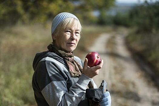 Пожилым людям следует учить языки и следить за осанкой