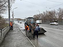 Улицы Орска очищают от последствий наводнения