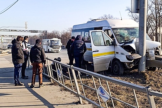 В Балашихе маршрутка с пассажирами влетела в столб