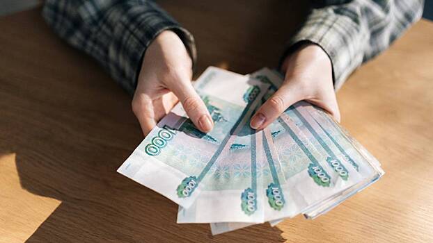 Стало известно, кто чаще всего берет займы в новогодние праздники