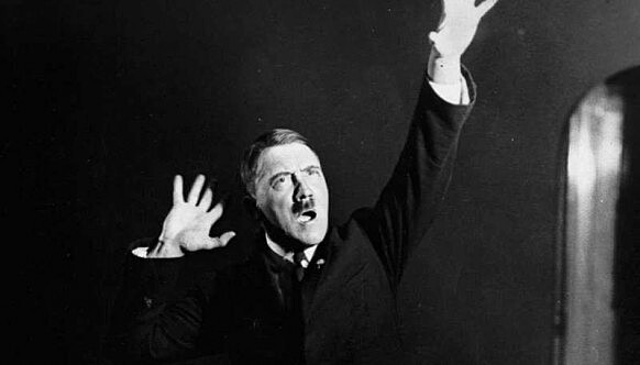 Фотографии репетиций Гитлера, которые должны были быть уничтожены