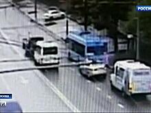Опубликовано видео нападения таксиста с ножом на водителя
