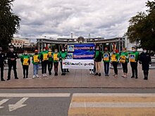 В центре Тюмени подростки создали инсталляцию, призывающую водителей к снижению скорости
