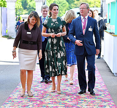 Кейт Миддлтон и Елизавета II посетили выставку цветов