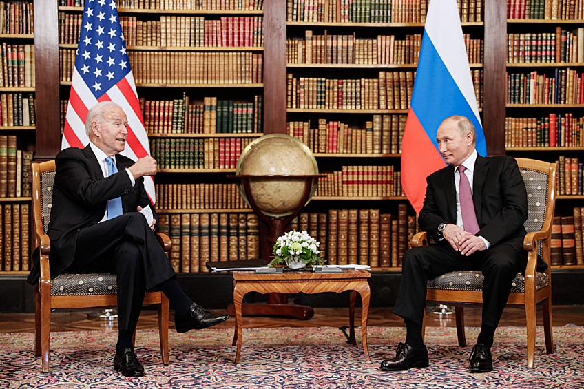 Президент России Владимир Путин и президент США Джо Байден во время встречи в рамках российско-американского саммита на вилле Ла-Гранж, 2021 год