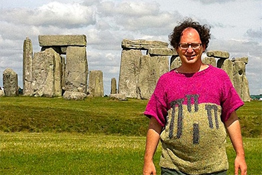 Турист связал 100 свитеров с изображением посещенных им мест