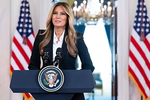 51 елка, тысячи гирлянд, венков и золотых звезд: как Мелания Трамп украсила Белый дом к Рождеству