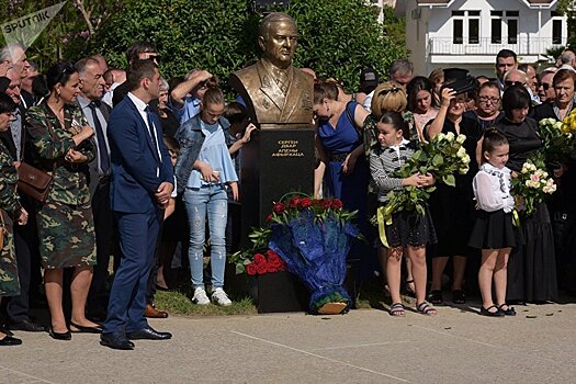 Бронзовые бюсты генералам Сосналиеву и Дбар открыли в Сухуме