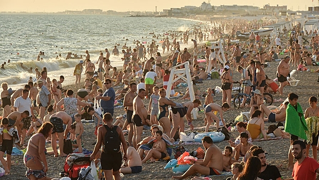 Турпоток в Крым летом снизился почти на 50%