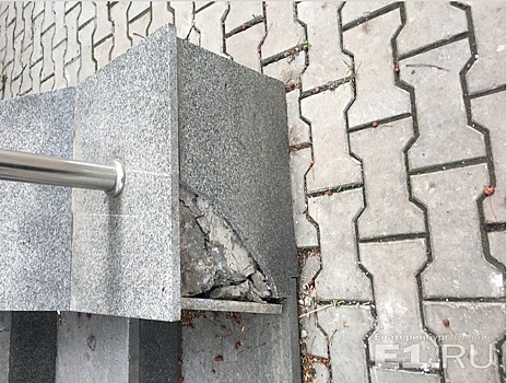 «Сидела, вооружившись вилкой»: на Уралмаше вандалы взяли в осаду салон красоты с директором внутри