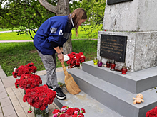 Ученики школы №1980 благоустроили территорию у памятника погибшим в годы Великой Отечественной войны