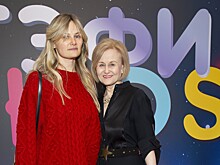 Работает в ЦУМе и одевает маму: чем занимается и как выглядит дочь Дарьи Донцовой