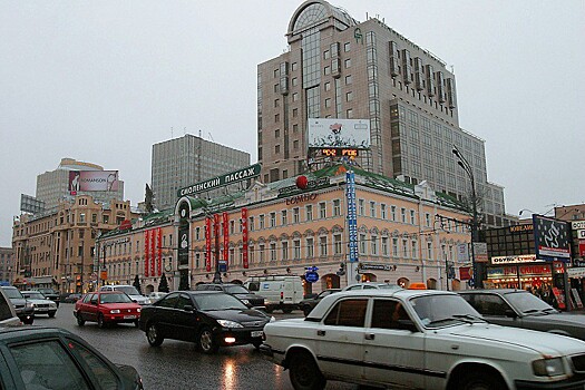 В Москве эвакуировали посетителей ТЦ "Смоленский пассаж"