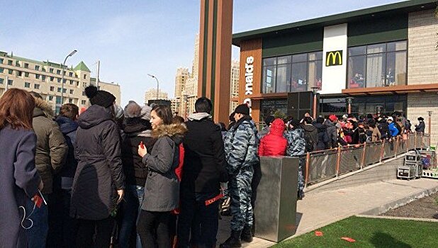 Сотни людей пришли на открытие первого в Казахстане McDonald's