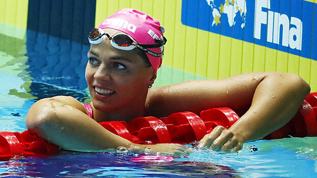 Юлия Ефимова опубликовала фото в откровенном купальнике на розовом фламинго