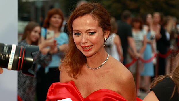 48-летнюю актрису Захарову заметили с округлившимся животом