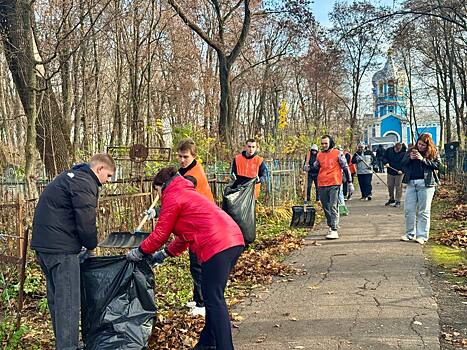 На Никитском кладбище в Курске прошёл субботник