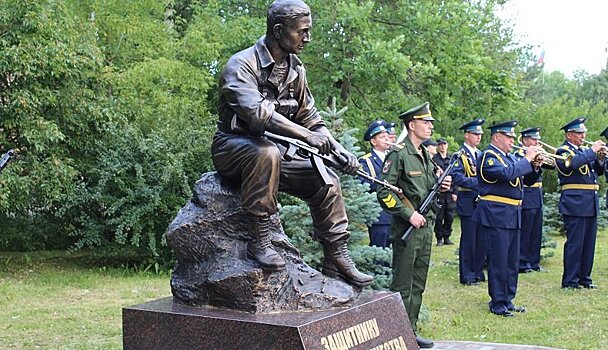 В Петрозаводске открыли памятник защитнику Отечества