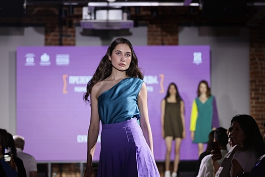В Екатеринбурге эффектные девушки представили коллекцию одежды от местных дизайнеров