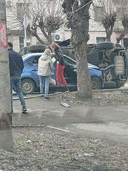 В центре Кирова перевернулась «Мазда»
