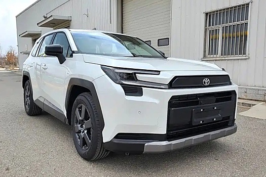 Toyota RAV4 прошел редизайн: как теперь выглядит популярный в РФ кроссовер