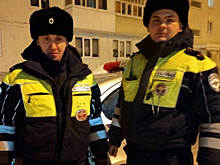 Сотрудники Госавтоинспекции в Уфе помогли водителю заглохшего автомобиля, в котором находились его жена и ребенок