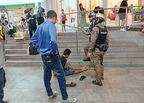 Безработный в Таиланде облил пару туристов растворителем и поджег