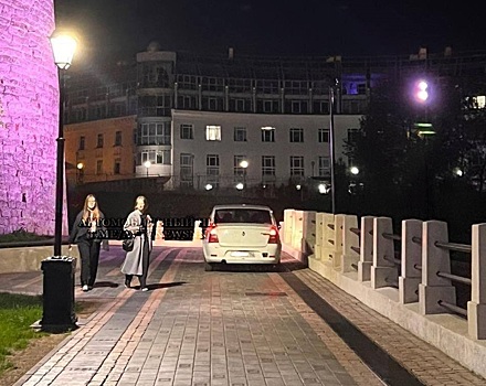 На три тысячи рублей оштрафовали нижегородца, который на машине заехал на тротуар у Кремля