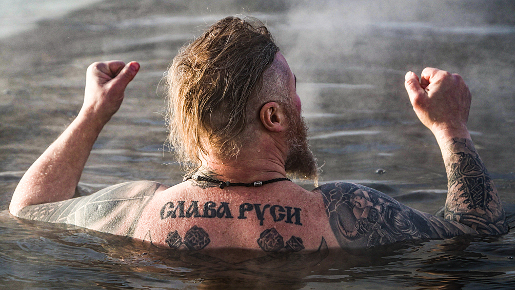 Участник городского клуба закаливания и зимнего плавания на озере Блюдце в Новосибирске