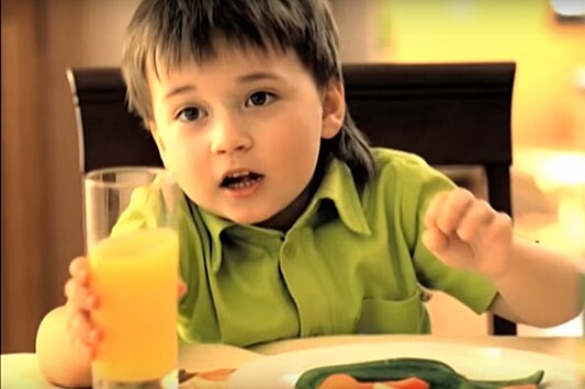 «Ты еще тот фрукт»: как сейчас выглядит смешной мальчик из рекламы сока «Сочный»