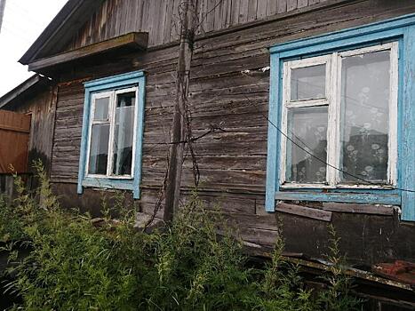Гниющий дом в селе Беклемишево держится на бинтах и бумаге