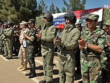 Российские военные вручили дипломы сирийским саперам