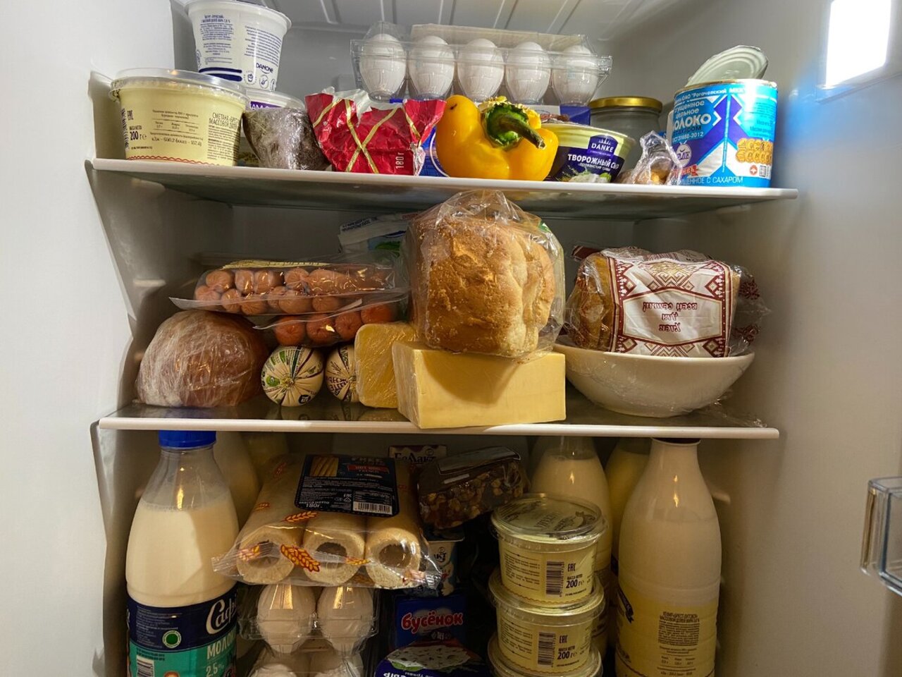 Холодильник с продуктами красивый