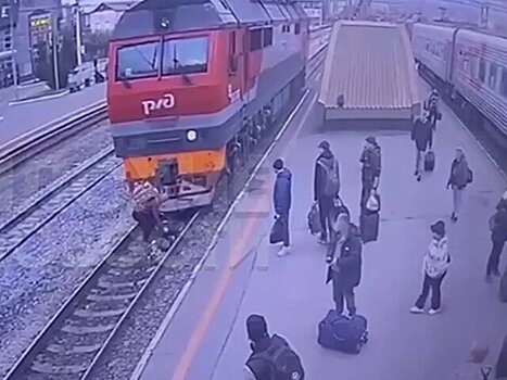 Мужчина выжил после падения под локомотив в Тюмени