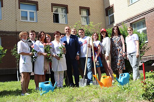 Молодогвардейцы Московской области поздравили медицинских работников с профессиональным праздником