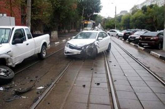 В Саратове Renault Logan сбил на "зебре" пьяного пешехода