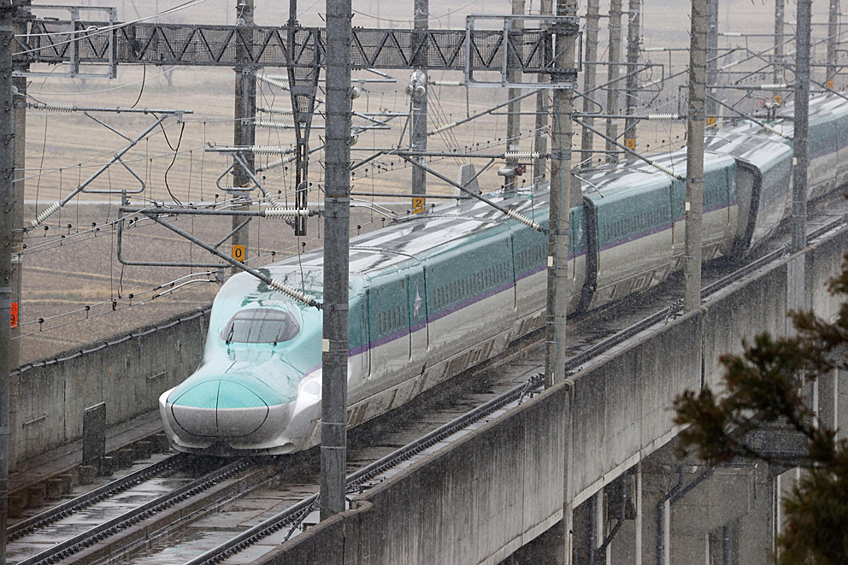 В результате землетрясения сошел с рельсов скоростной поезд «Синкансэн». Во время инцидента внутри состава находилось около 100 человек. 