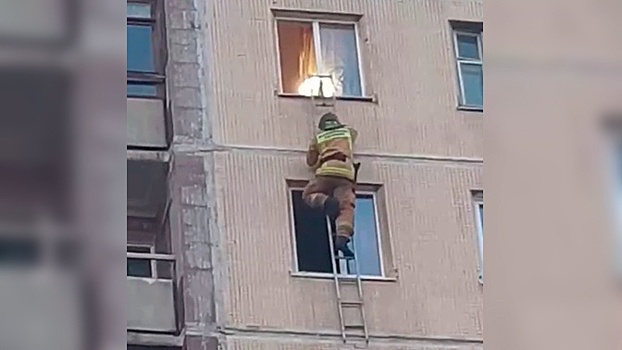 «Пытался привлечь внимание, бросал игрушки»: очевидцы о спасении ребенка из многоэтажки в Петербурге