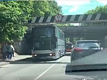 Под калининградским «мостом глупости» застрял автобус с туристами