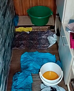 Жители дома на Кирова, 28 второй месяц вычерпывают воду из квартир