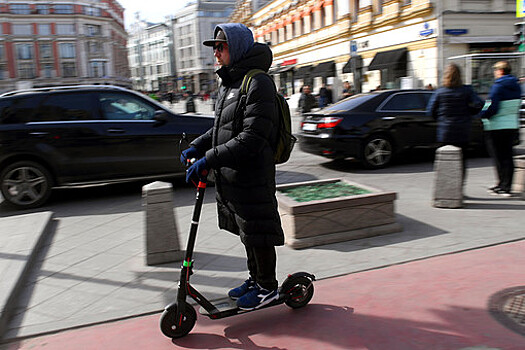 Полиция в Москве задержала подростка, сбившего на электросамокате пожилую женщину