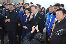 В Южной Корее напали на лидера оппозиционной партии