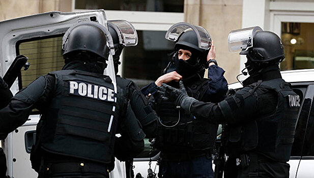 Полиция обыскивает квартиру устроившего стрельбу в Париже